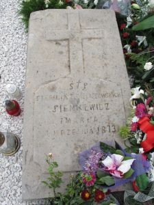 Na cmentarzu w Okrzei znajduje sie grób matki H. Sienkiewicza i...