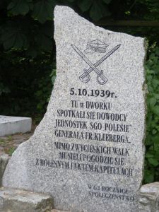 Pamiątkowa tablica poświęcona żołnierzom gen. Franciszka Kleeberga.