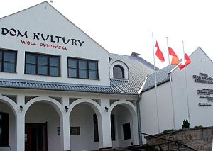 Dom Kultury - Pomnik Czynu Bojowego Kleeberczyków. Na jego otwarciu był obecny prezydent RP, Wojciech Jaruzelski.