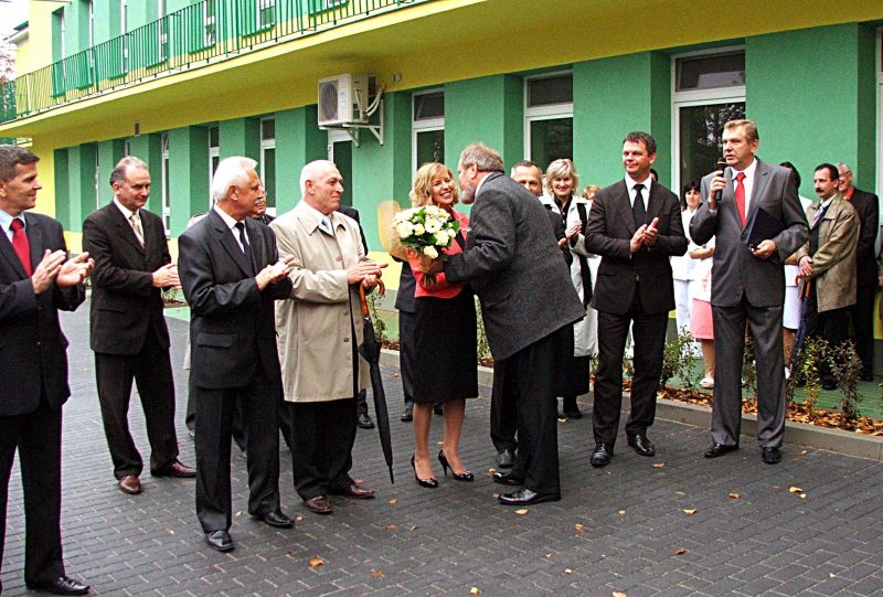 Pierwsza uroczysta chwila - dyrektor SP ZOZ w Radzyniu Podlaskim składa gratulacje i wręcza kwiaty ordynatorce B. Gajownik. Fot. PGL